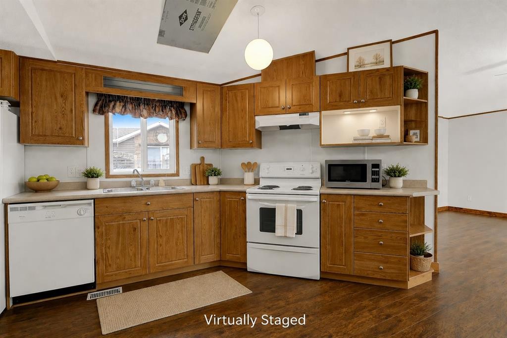 9709 110 Avenue, Clairmont, AB - Indoor Photo Showing Kitchen