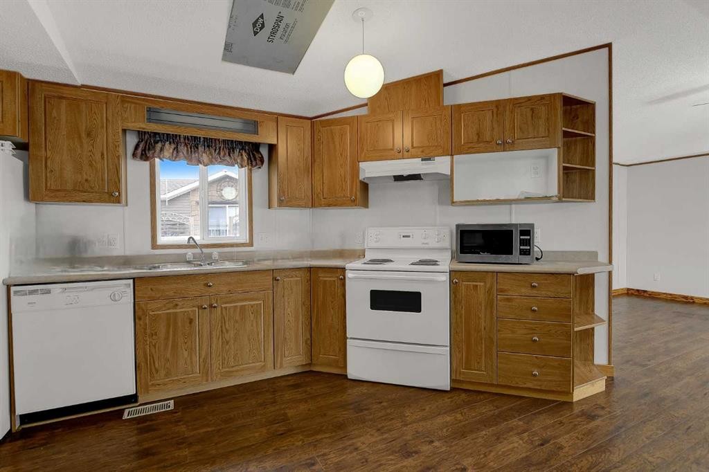 9709 110 Avenue, Clairmont, AB - Indoor Photo Showing Kitchen
