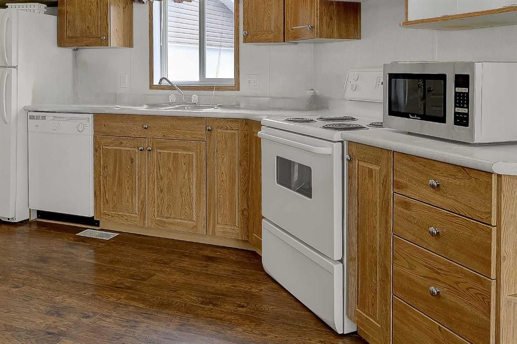 9709 110 Avenue, Clairmont, AB - Indoor Photo Showing Kitchen