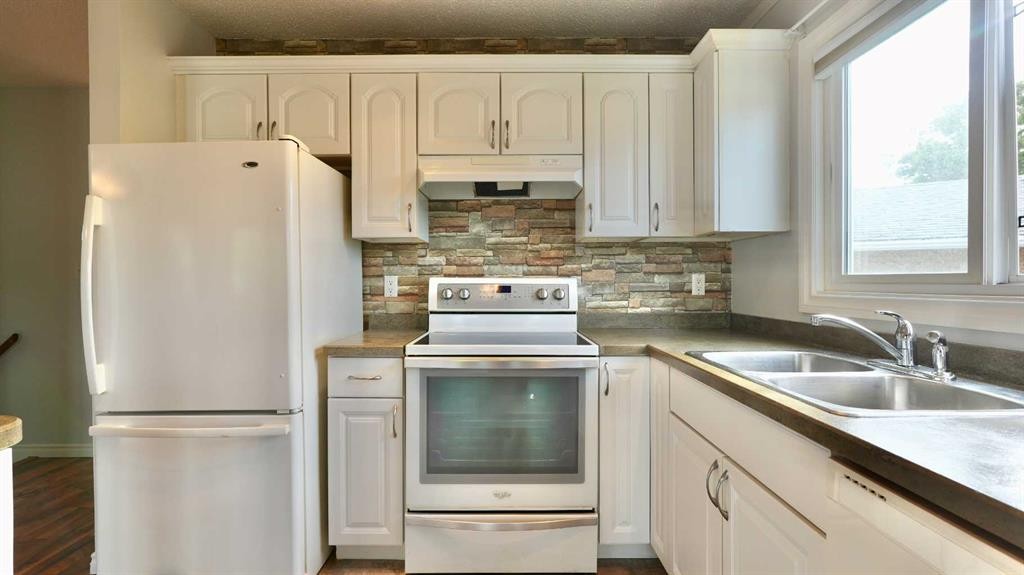 9805 75 Avenue, Peace River, AB