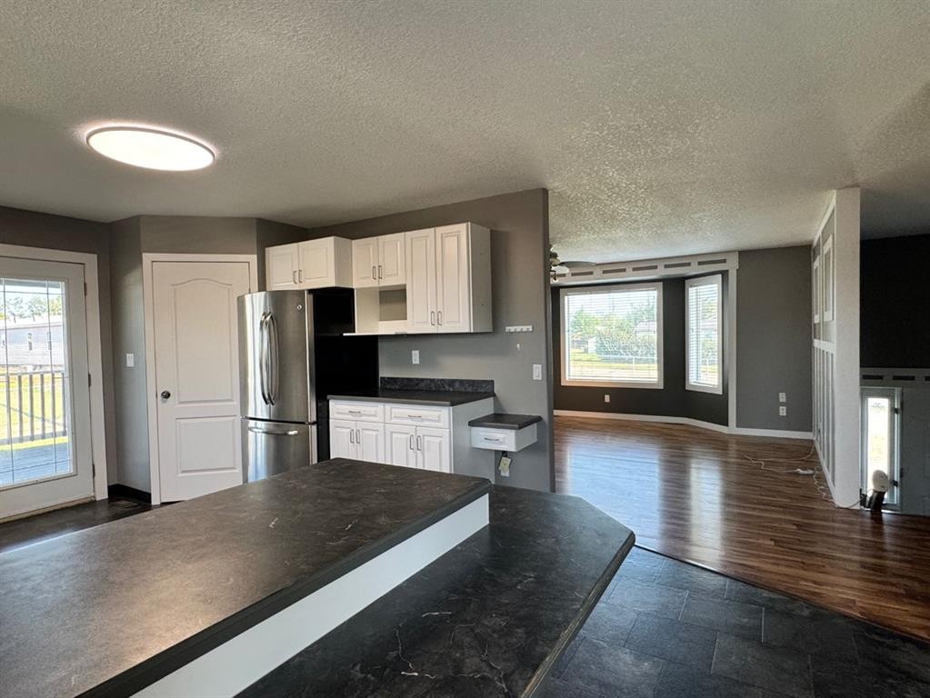 908 4 Avenue, Hines Creek, AB - Indoor Photo Showing Kitchen