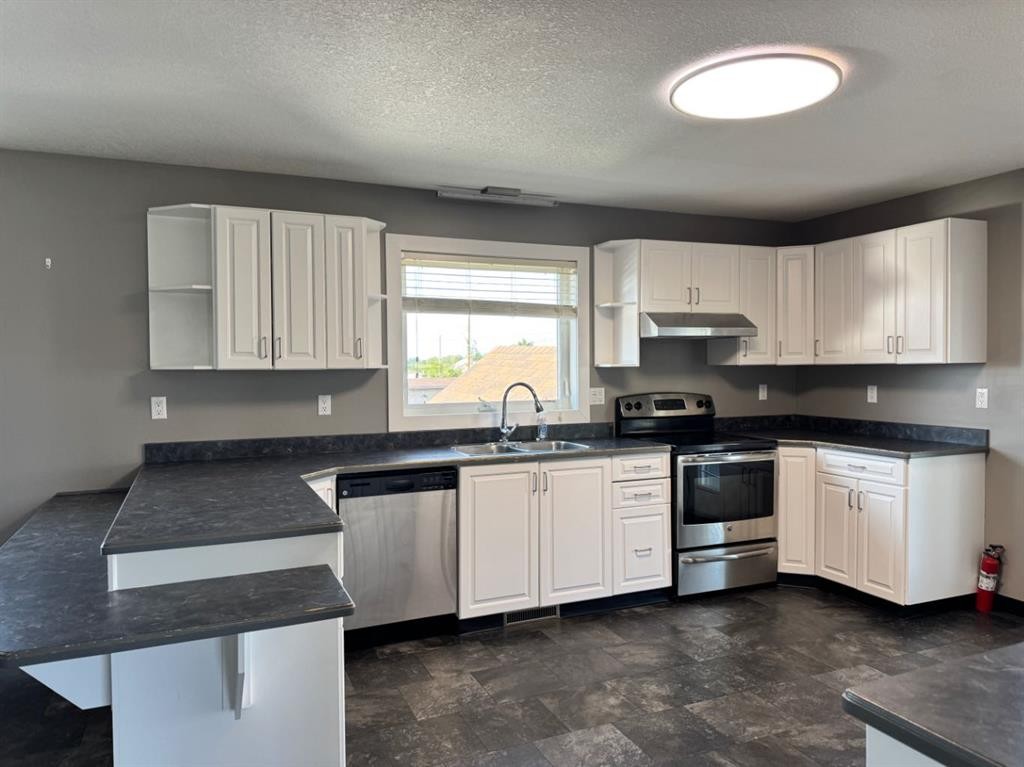 908 4 Avenue, Hines Creek, AB - Indoor Photo Showing Kitchen With Double Sink