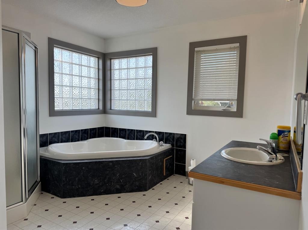 908 4 Avenue, Hines Creek, AB - Indoor Photo Showing Bathroom