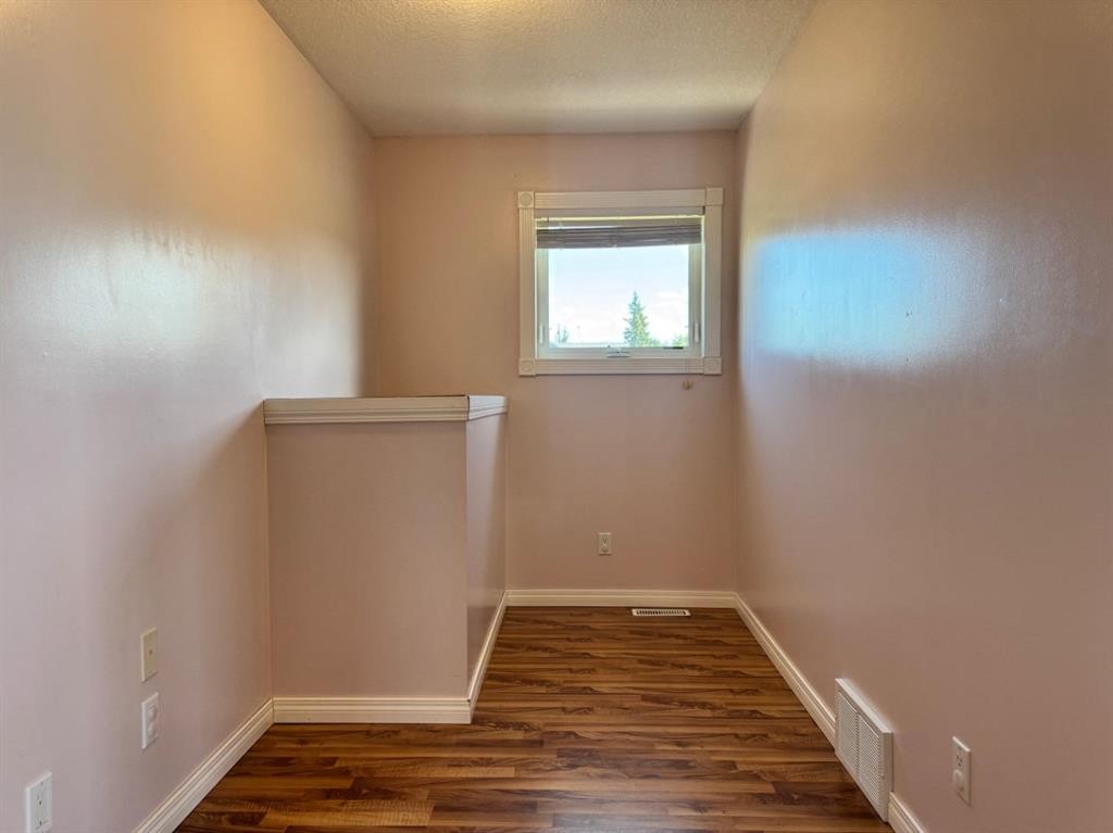 908 4 Avenue, Hines Creek, AB - Indoor Photo Showing Other Room