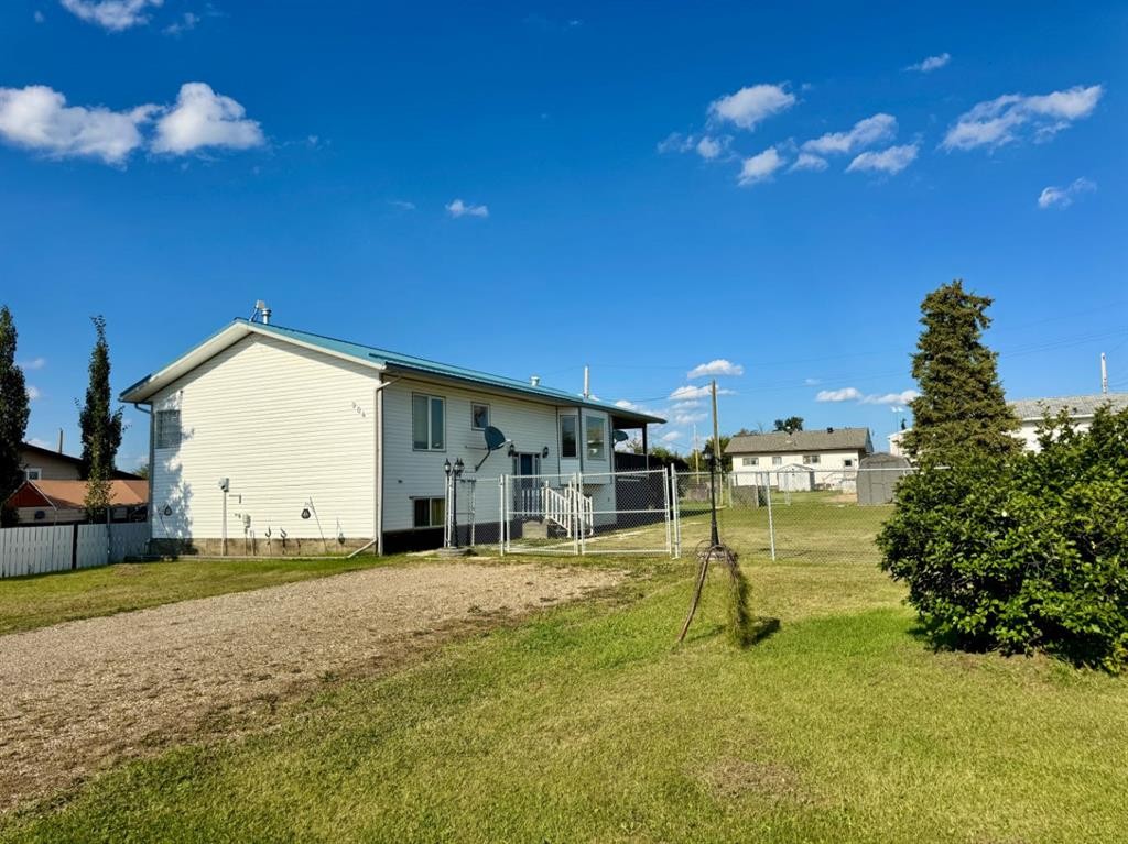 908 4 Avenue, Hines Creek, AB - Outdoor