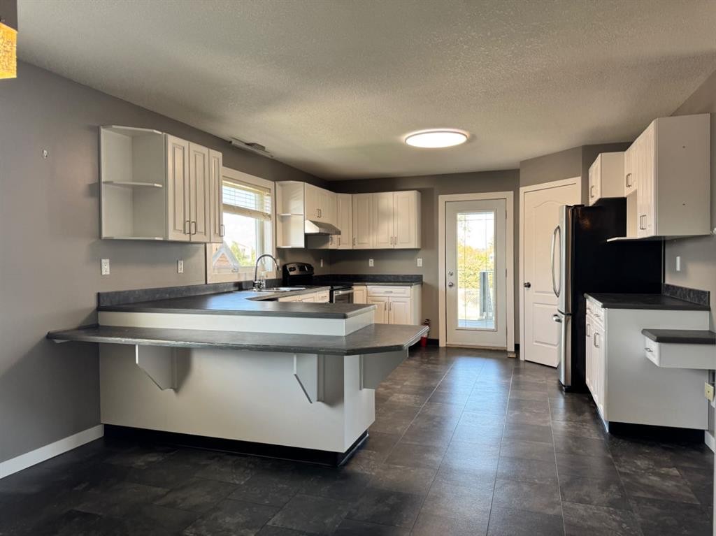 908 4 Avenue, Hines Creek, AB - Indoor Photo Showing Kitchen