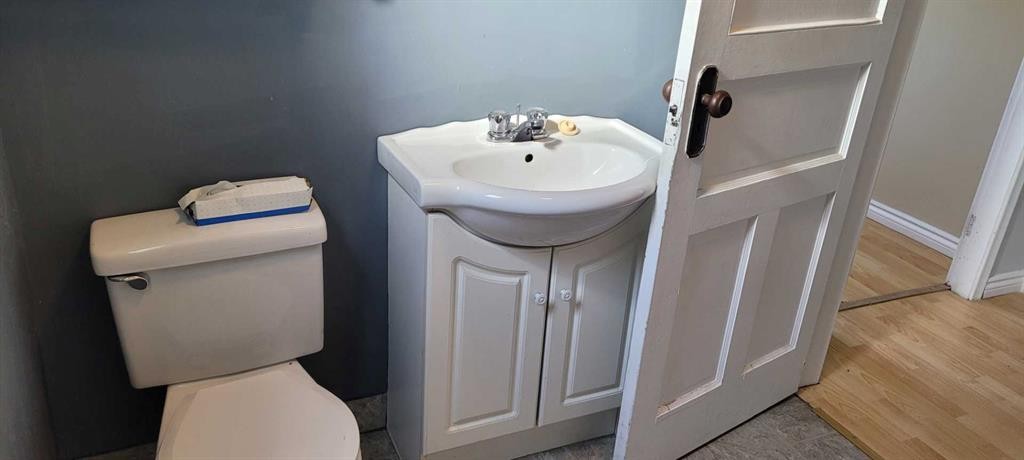 10304 114 Street, Fairview, AB - Indoor Photo Showing Bathroom