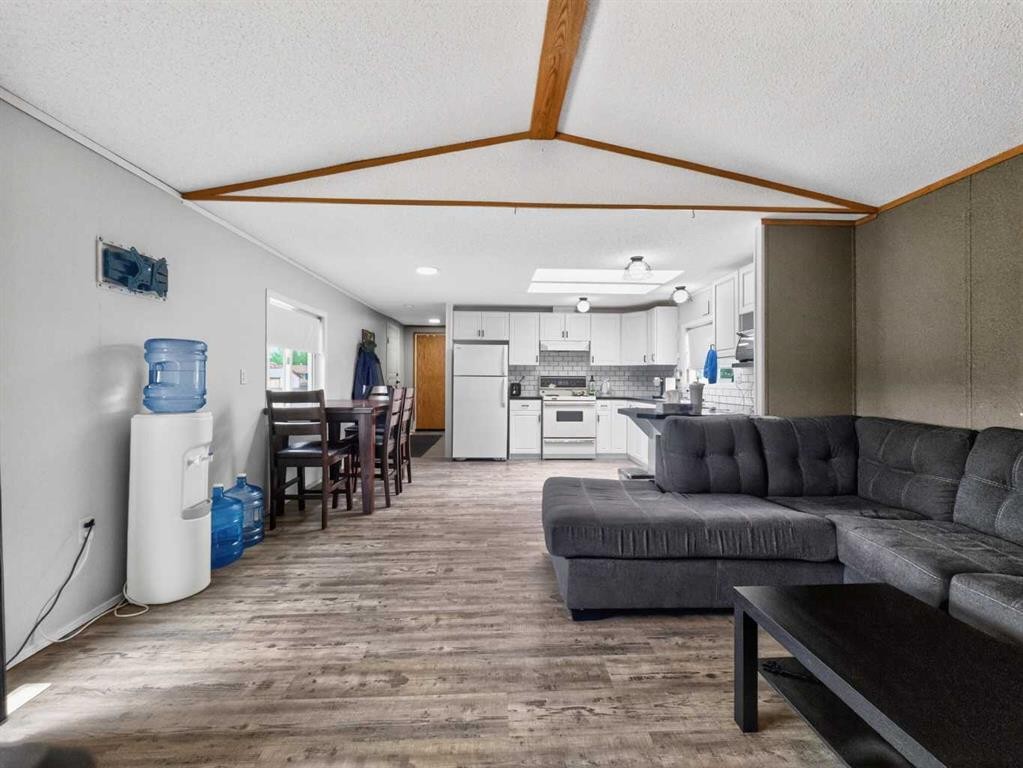 10414 103 Avenue, La Crete, AB - Indoor Photo Showing Living Room