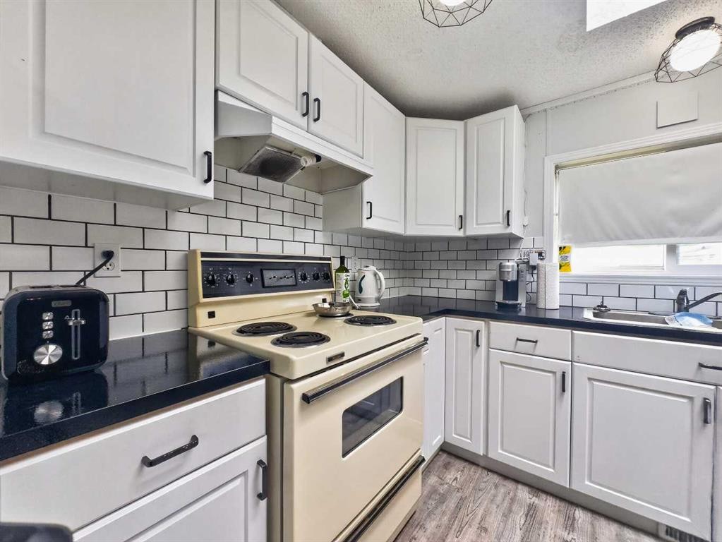 10414 103 Avenue, La Crete, AB - Indoor Photo Showing Kitchen