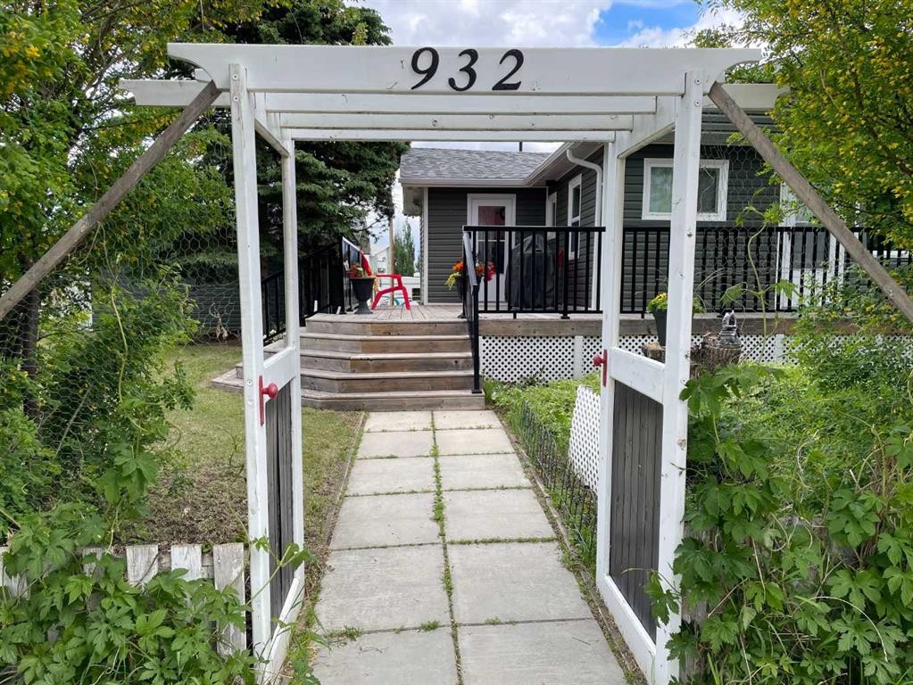932 4 Avenue, Hines Creek, AB