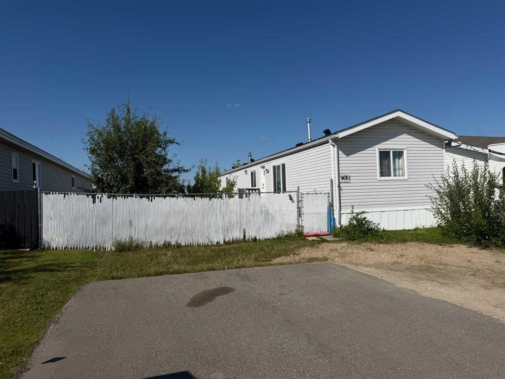 9610 101 Avenue, Clairmont, AB - Outdoor