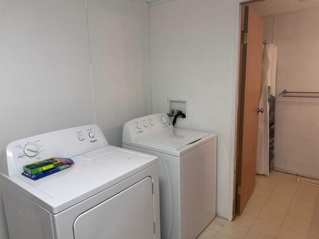 9610 101 Avenue, Clairmont, AB - Indoor Photo Showing Laundry Room
