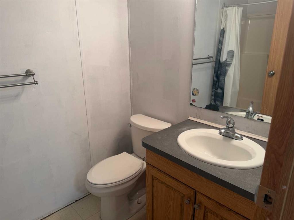 9610 101 Avenue, Clairmont, AB - Indoor Photo Showing Bathroom