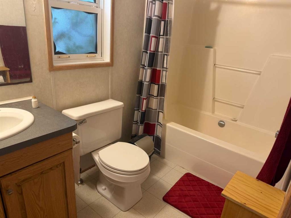 9610 101 Avenue, Clairmont, AB - Indoor Photo Showing Bathroom