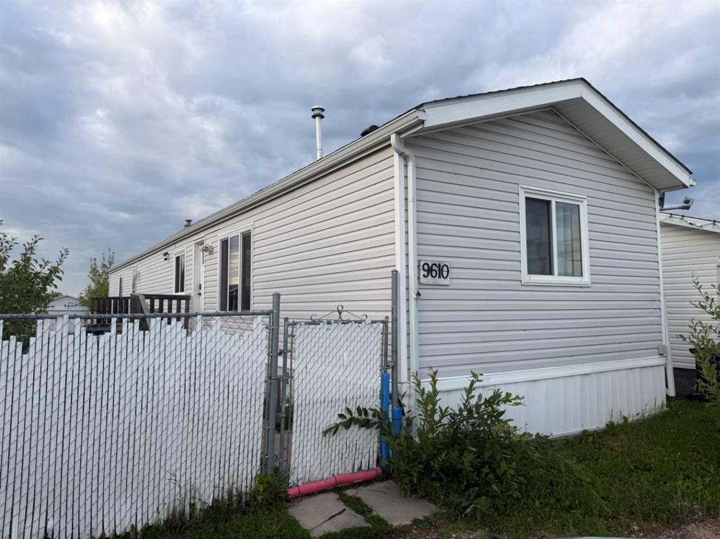 9610 101 Avenue, Clairmont, AB - Outdoor With Exterior