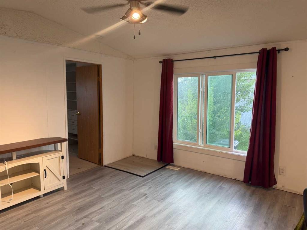 9610 101 Avenue, Clairmont, AB - Indoor Photo Showing Other Room
