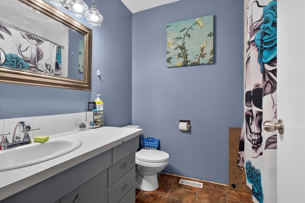 10004-93 Ave, Wembley, AB - Indoor Photo Showing Bathroom
