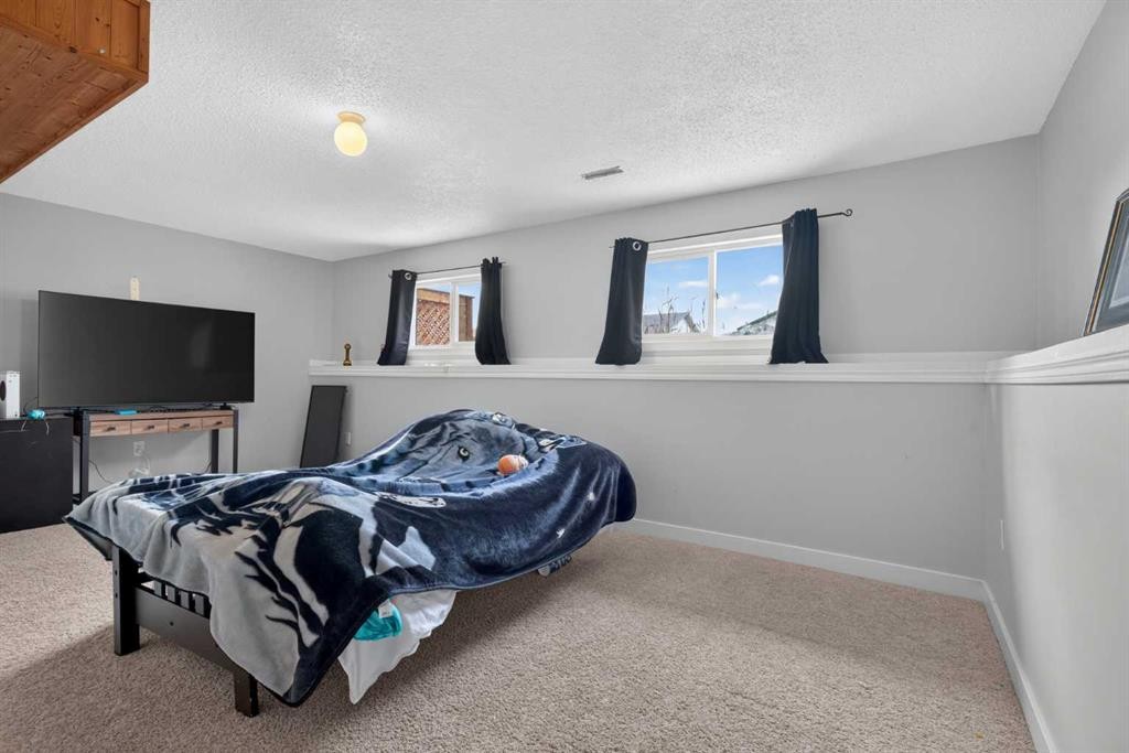 10004-93 Ave, Wembley, AB - Indoor Photo Showing Bedroom