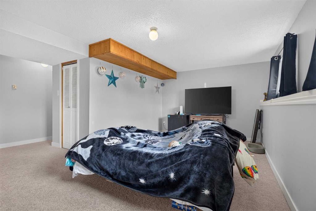 10004-93 Ave, Wembley, AB - Indoor Photo Showing Bedroom