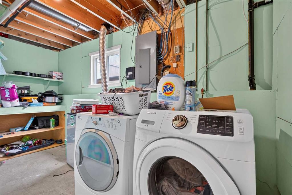 10004-93 Ave, Wembley, AB - Indoor Photo Showing Laundry Room