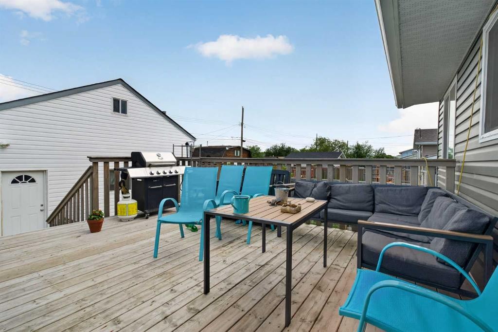 10004-93 Ave, Wembley, AB - Outdoor With Deck Patio Veranda With Exterior