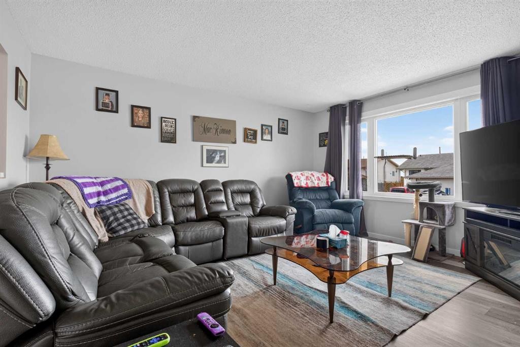10004-93 Ave, Wembley, AB - Indoor Photo Showing Living Room