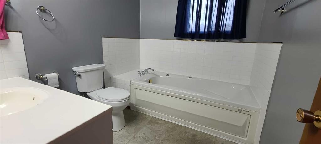4820 53 Avenue, Grimshaw, AB - Indoor Photo Showing Bathroom