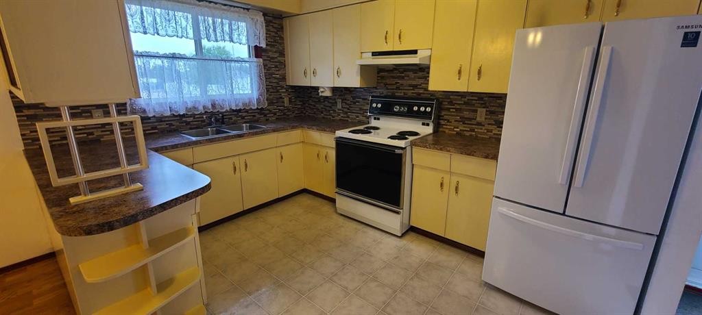 4820 53 Avenue, Grimshaw, AB - Indoor Photo Showing Kitchen With Double Sink