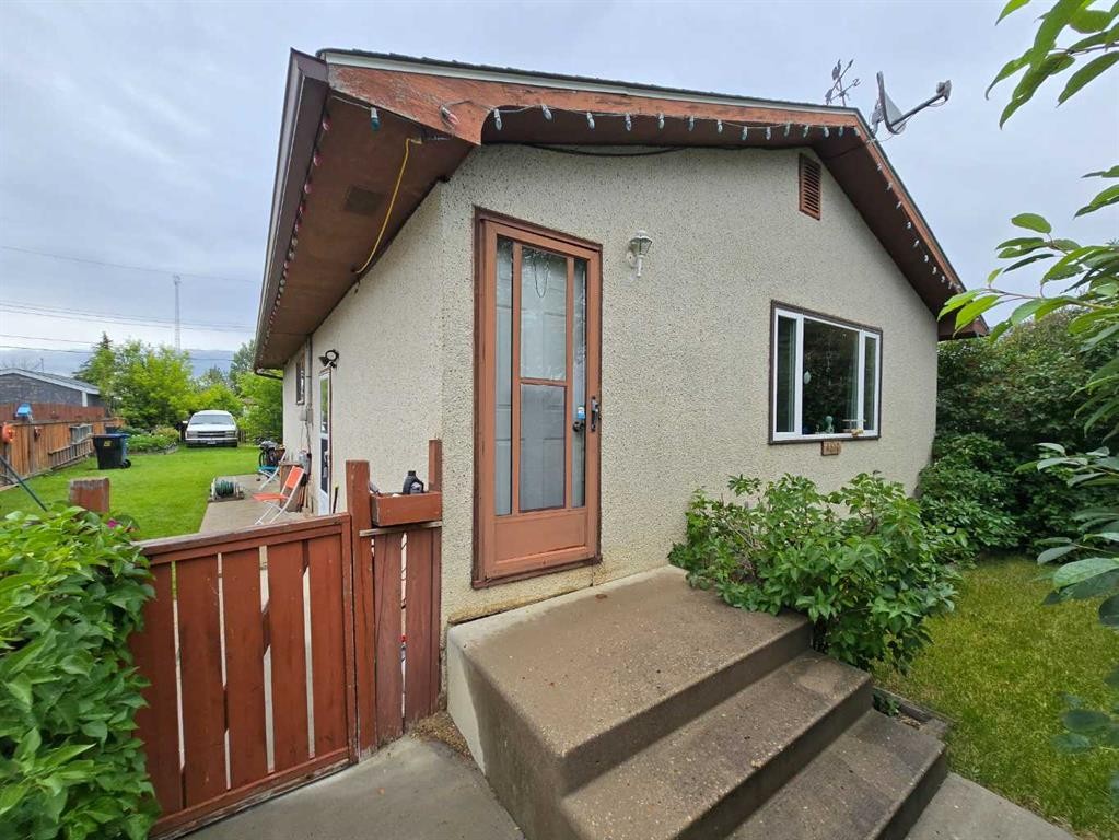 4610 52 Avenue, Grimshaw, AB - Outdoor With Exterior