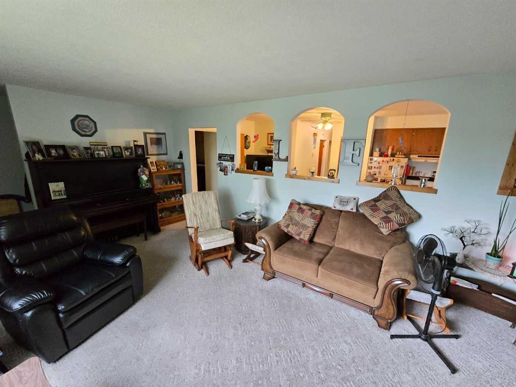 4610 52 Avenue, Grimshaw, AB - Indoor Photo Showing Living Room