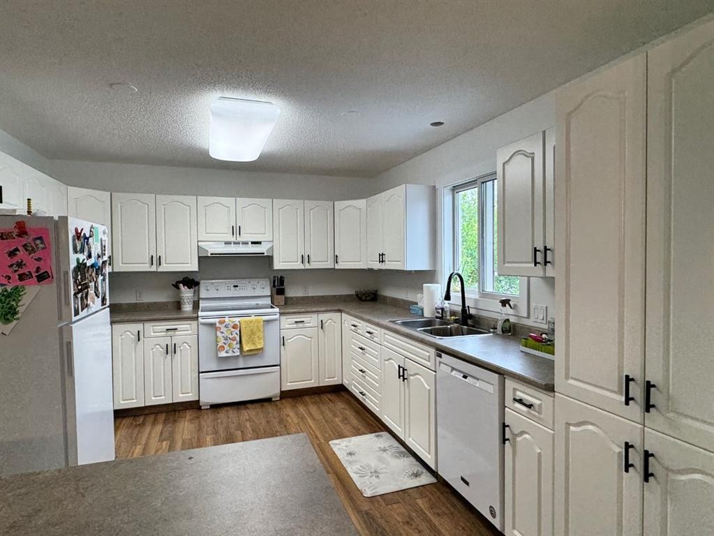 11604 106 Avenue, Fairview, AB - Indoor Photo Showing Kitchen With Double Sink