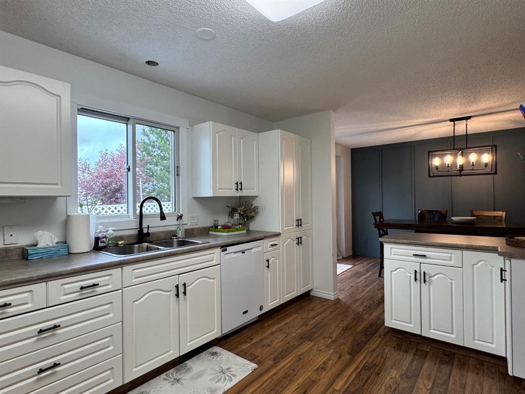 11604 106 Avenue, Fairview, AB - Indoor Photo Showing Kitchen With Double Sink