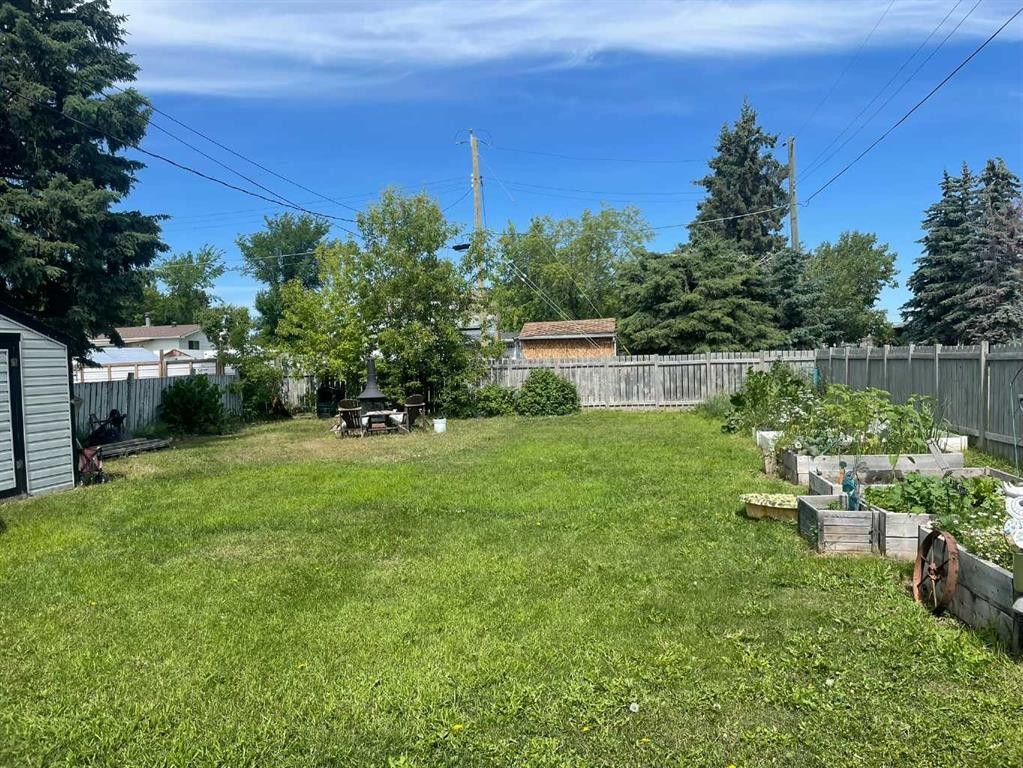 4702 48 Avenue, Grimshaw, AB - Outdoor With Backyard