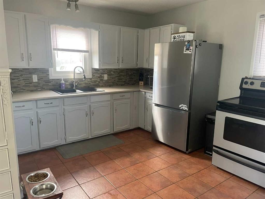 4702 48 Avenue, Grimshaw, AB - Indoor Photo Showing Kitchen
