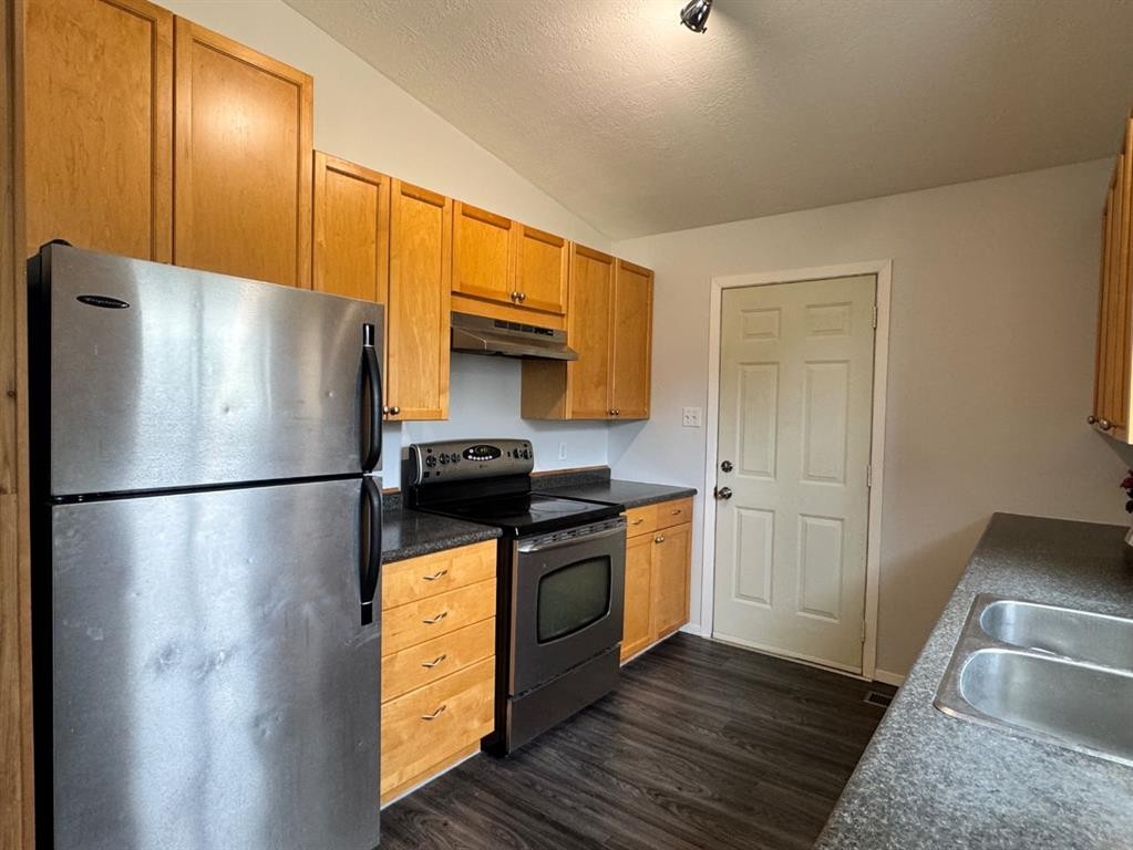 219 8 Street, Hines Creek, AB - Indoor Photo Showing Kitchen With Double Sink