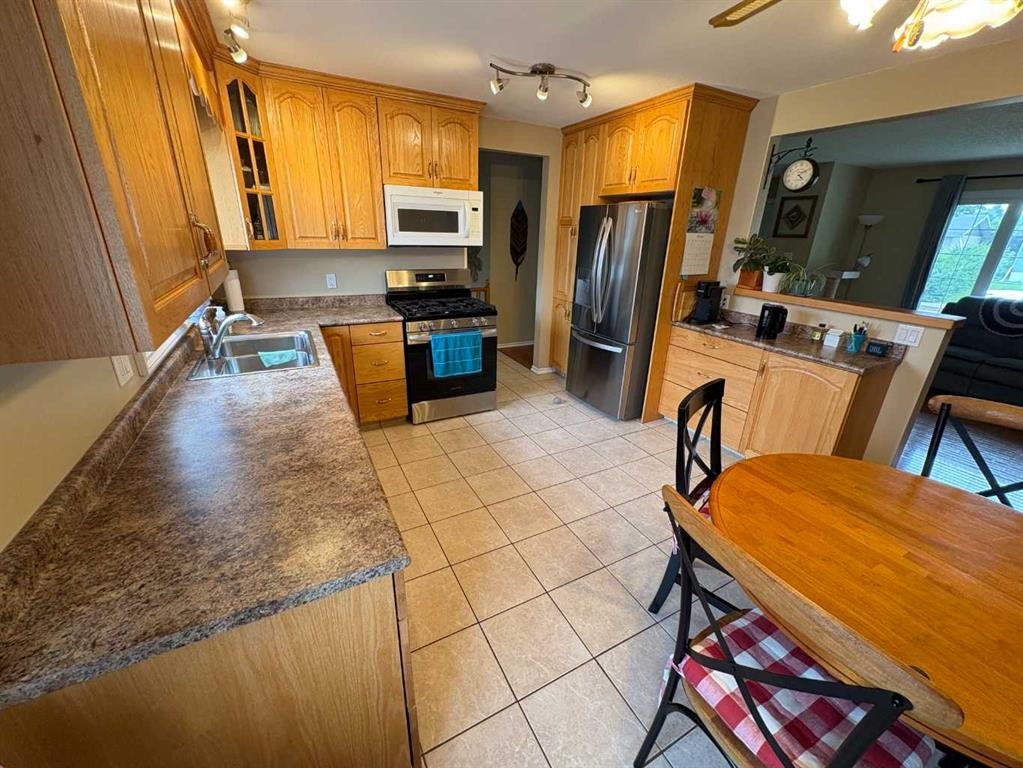9610 79 Avenue, Peace River, AB - Indoor Photo Showing Kitchen With Double Sink