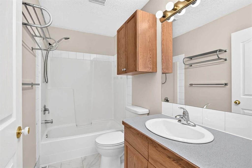 151 Applestone Park Se, Calgary, AB - Indoor Photo Showing Bathroom