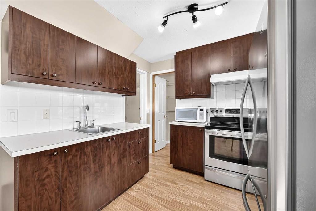 151 Applestone Park Se, Calgary, AB - Indoor Photo Showing Kitchen