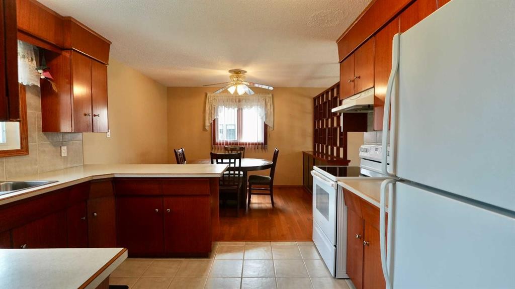 4704 48 Avenue, Grimshaw, AB - Indoor Photo Showing Kitchen