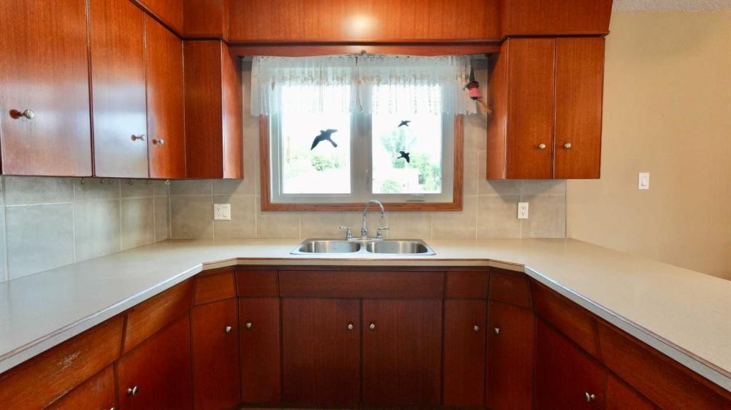 4704 48 Avenue, Grimshaw, AB - Indoor Photo Showing Kitchen With Double Sink