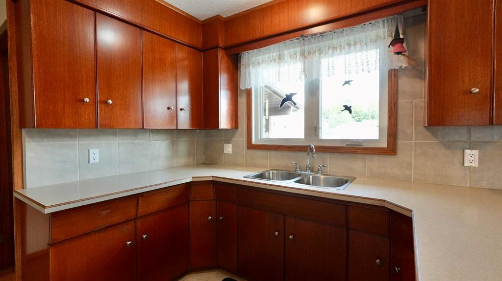4704 48 Avenue, Grimshaw, AB - Indoor Photo Showing Kitchen With Double Sink