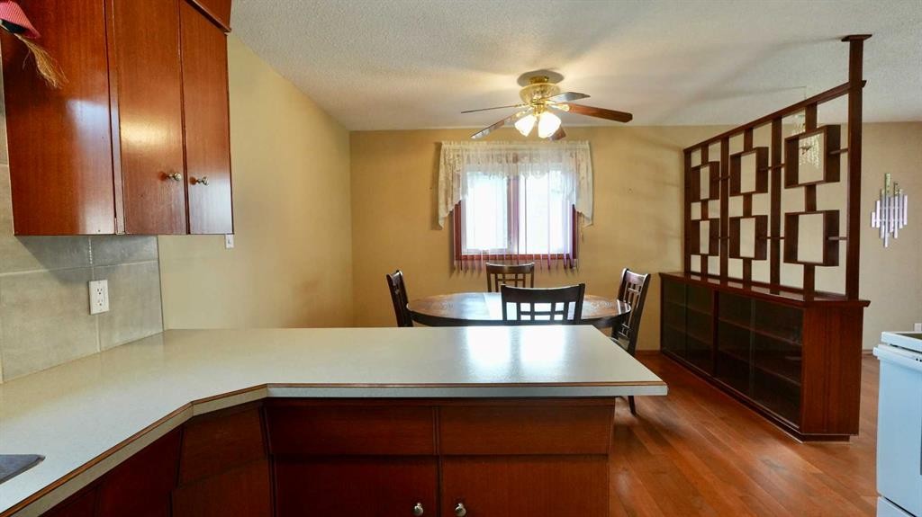 4704 48 Avenue, Grimshaw, AB - Indoor Photo Showing Kitchen