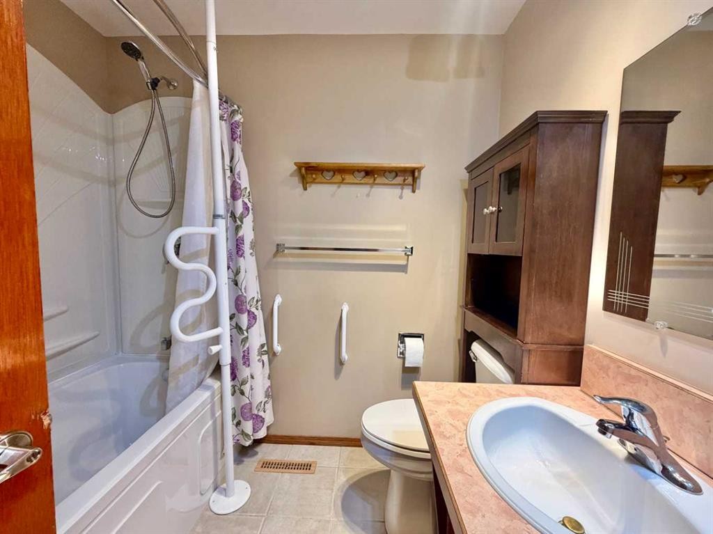 4704 48 Avenue, Grimshaw, AB - Indoor Photo Showing Bathroom