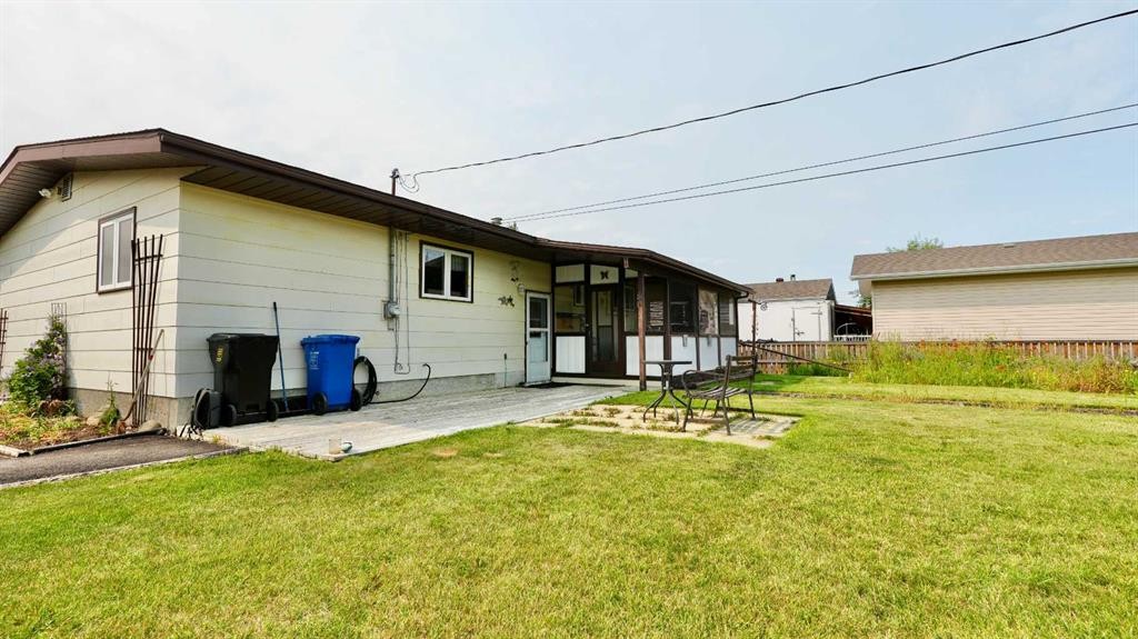 4704 48 Avenue, Grimshaw, AB - Outdoor With Exterior
