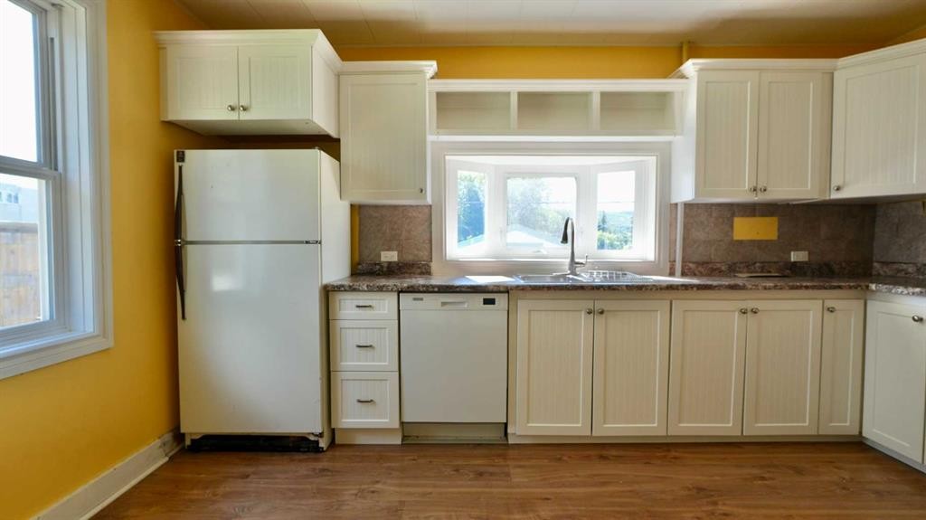 10111 106 Avenue, Peace River, AB - Indoor Photo Showing Kitchen