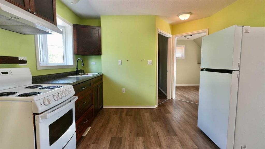10111 106 Avenue, Peace River, AB - Indoor Photo Showing Kitchen