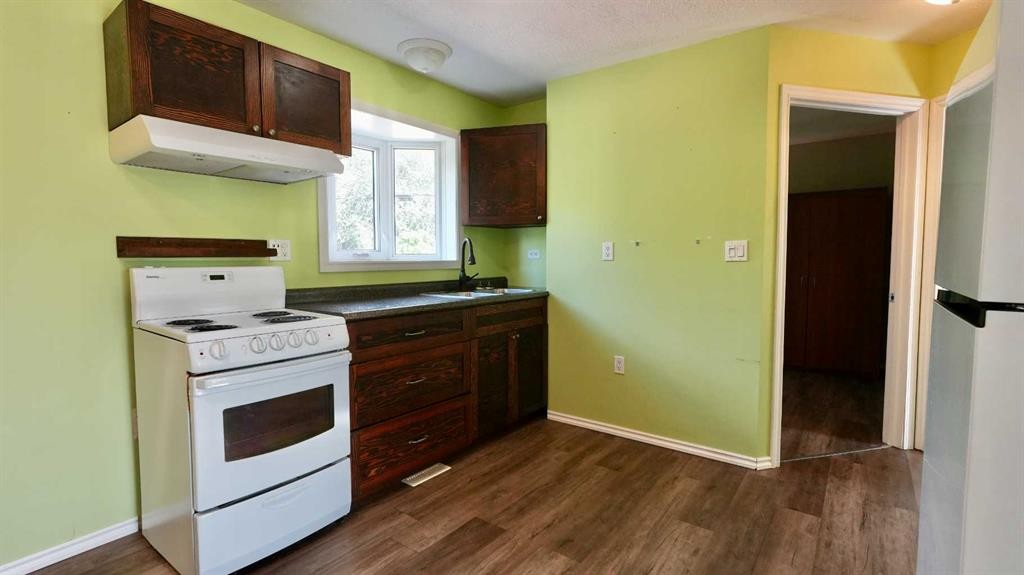 10111 106 Avenue, Peace River, AB - Indoor Photo Showing Kitchen