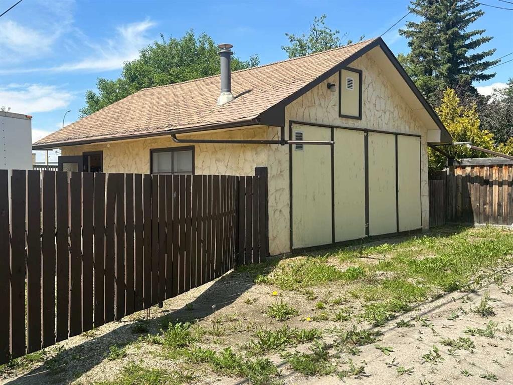 11301 104 Street, Grande Prairie, AB - Outdoor