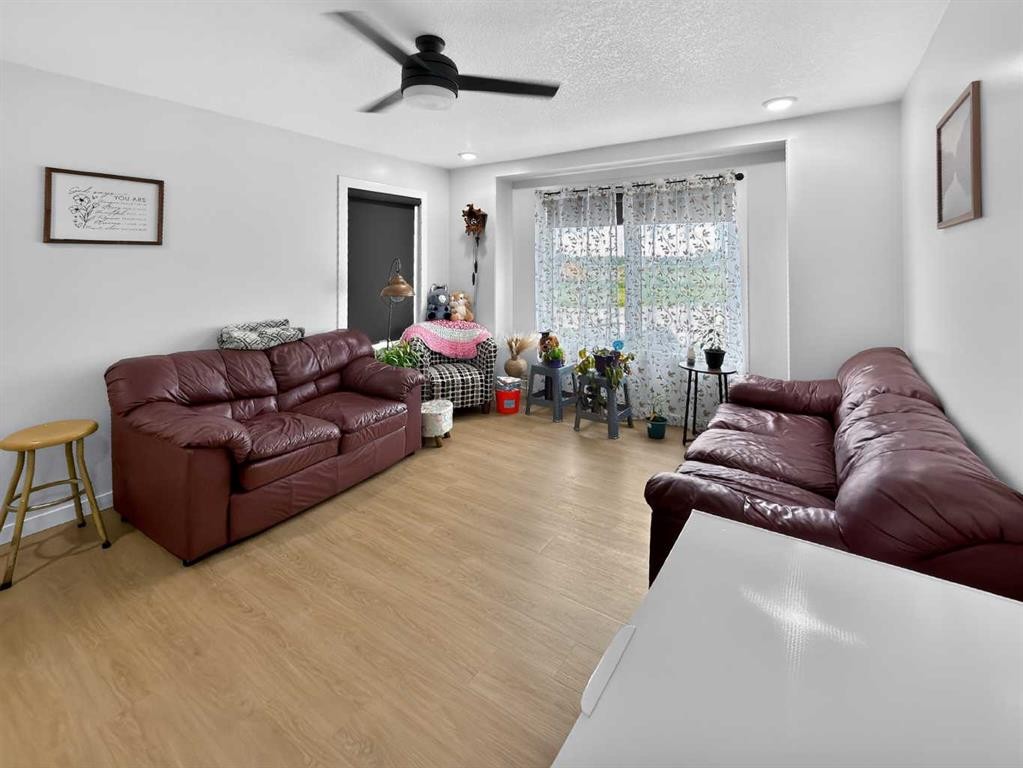 1, 2-10225 105 Ave, La Crete, AB - Indoor Photo Showing Living Room