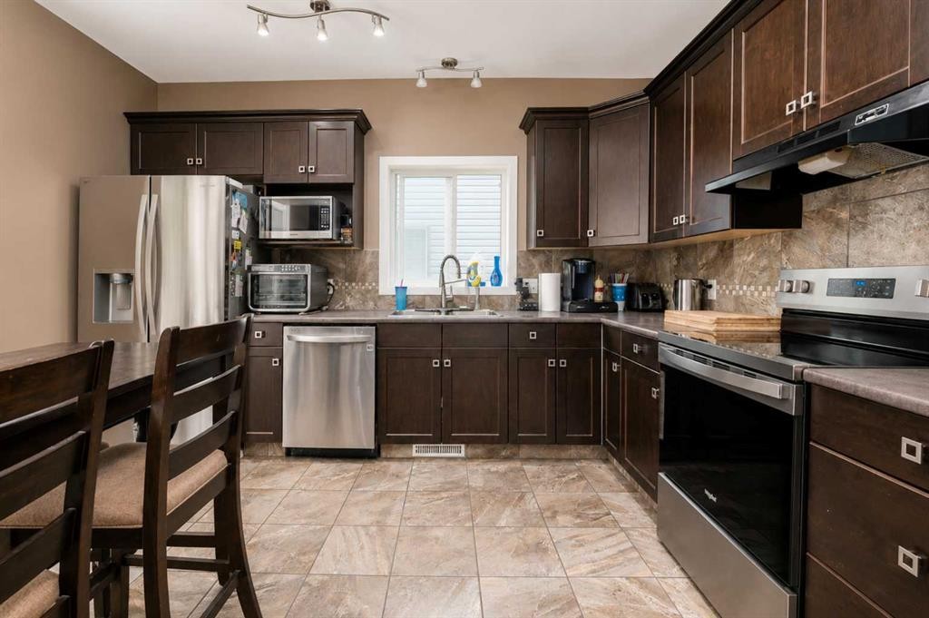 9501 88A Street, Grande Prairie, AB - Indoor Photo Showing Kitchen